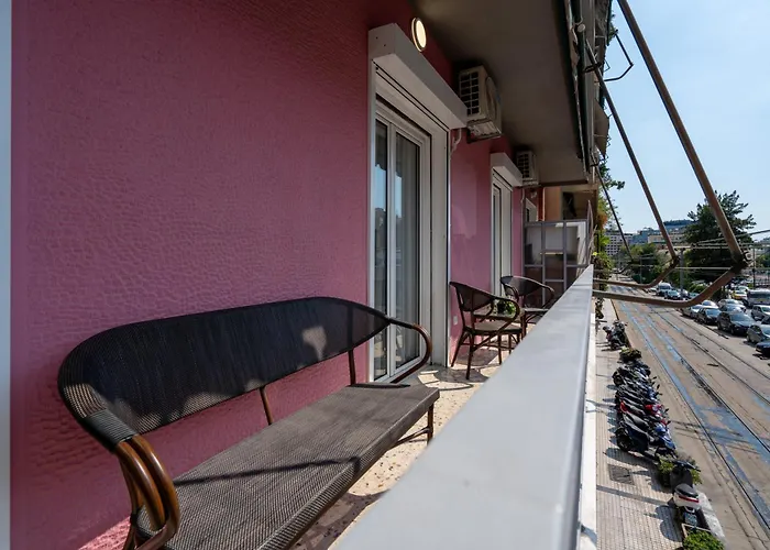 Newly Renovated 2 Bedroom , 5Min To Metro